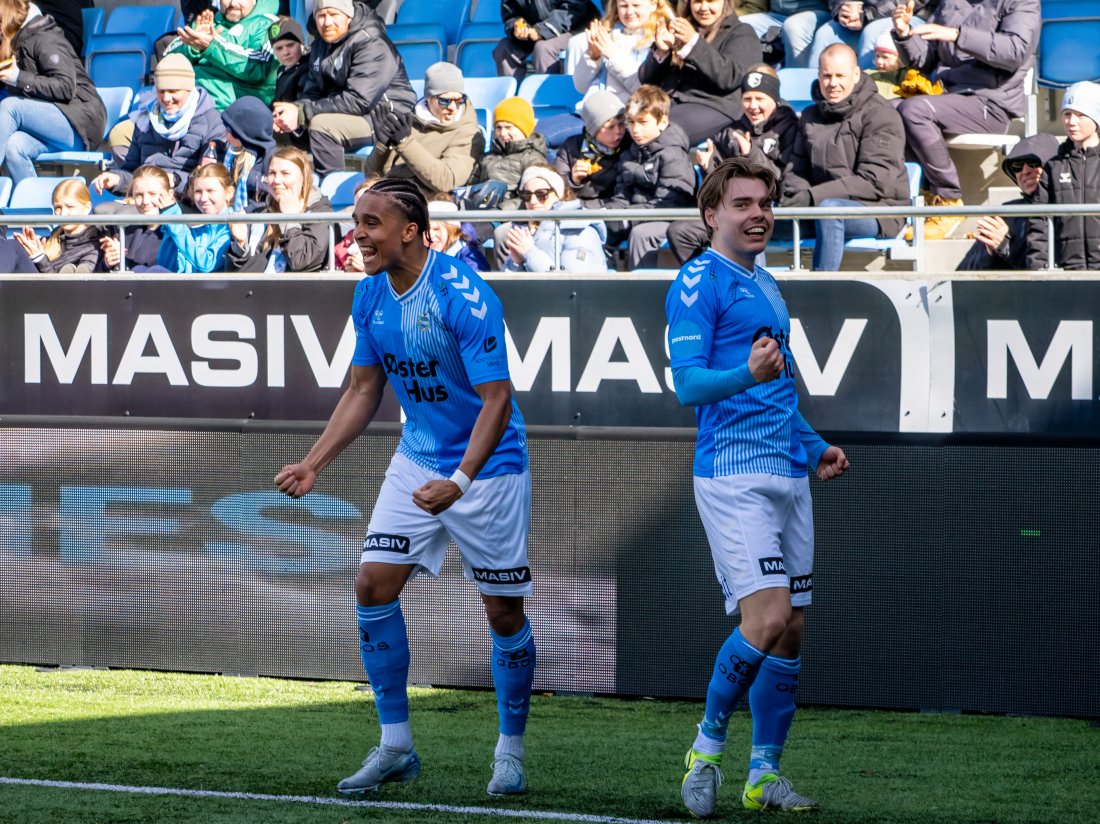 Slike jubelscener vil vi gjerne se igjen! Eirik Gayi og Ole Sebastian Sundgot ser hver sin vei, men jubler sammen for scoring. (Foto Nanco Hoogstad)