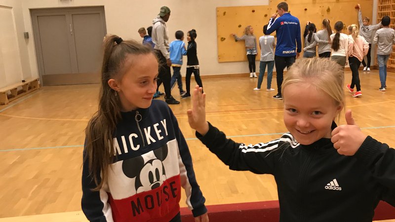 Sandnes Ulf på besøk på Smeaheia skole i fjor.