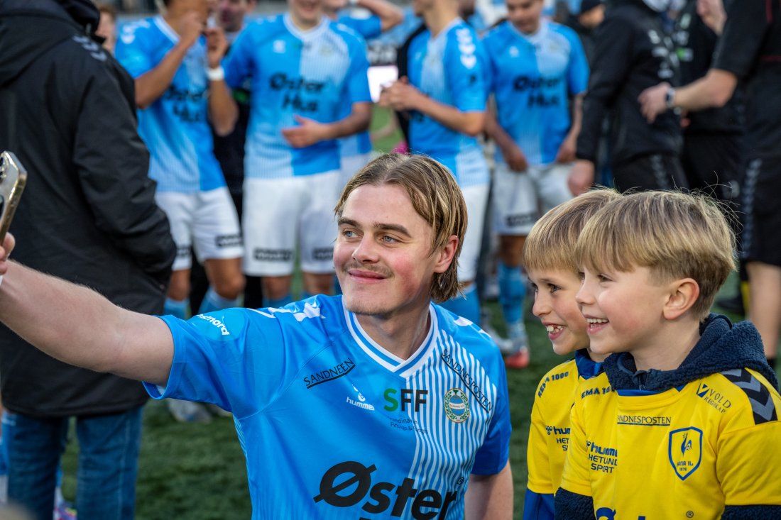 Andreas Nyhagen har vært en rollemodell både på og utenfor banen. Her feirer han med to Hana gutter etter opprykkskampen mot Arendal i 2025. (Foto: Nanco Hoogstad)