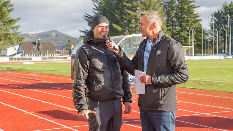 Arild Granli har nettopp fått vite at han er vinner av bilen av medspeaker Magnar Oanes. Foto: Rune Eikeland.