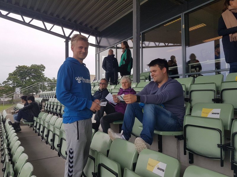 Jonas Høidahl deler ut billetter, sponset av OBOS, under pausen på Klepp-kamp.