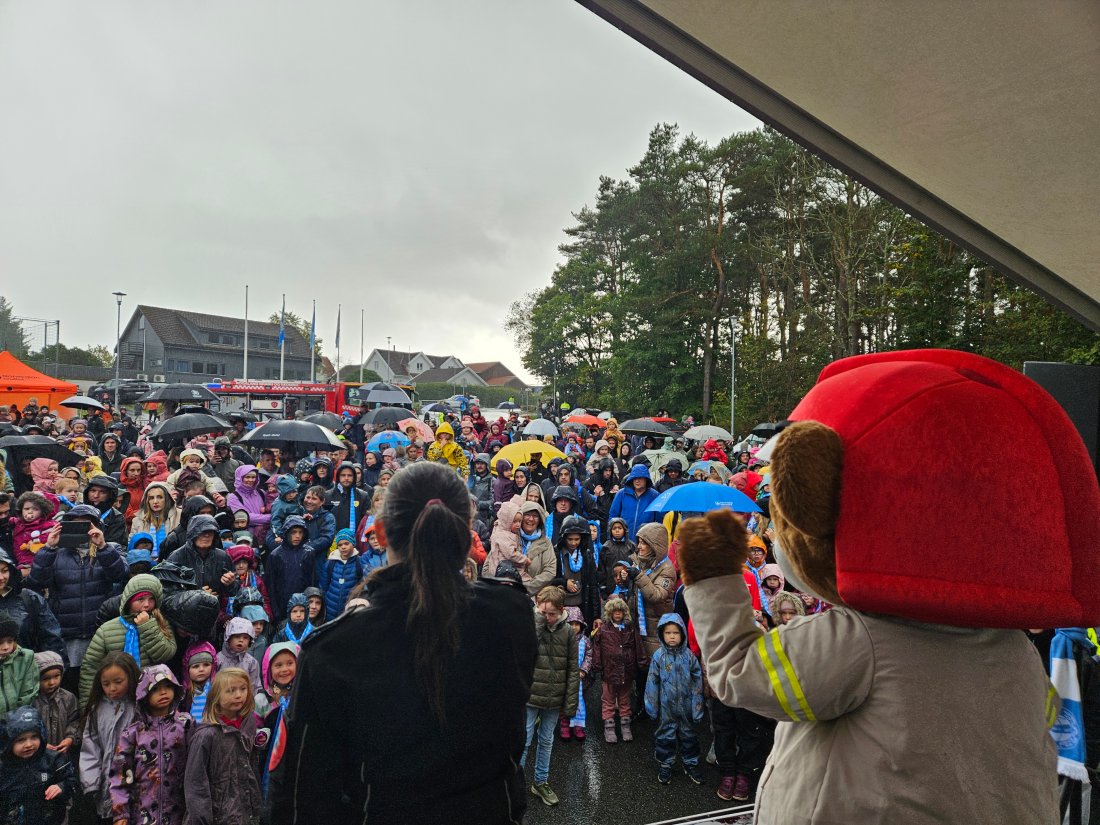 Bjørnis blir med fra scenen kl. 14.00 hvor vi varmer opp til kamp!
