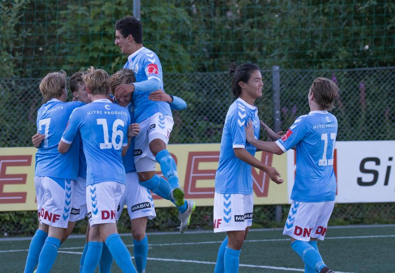 Juniorlaget feirer den viktige 1-1-utlikningen mot Fyllingsdalen.