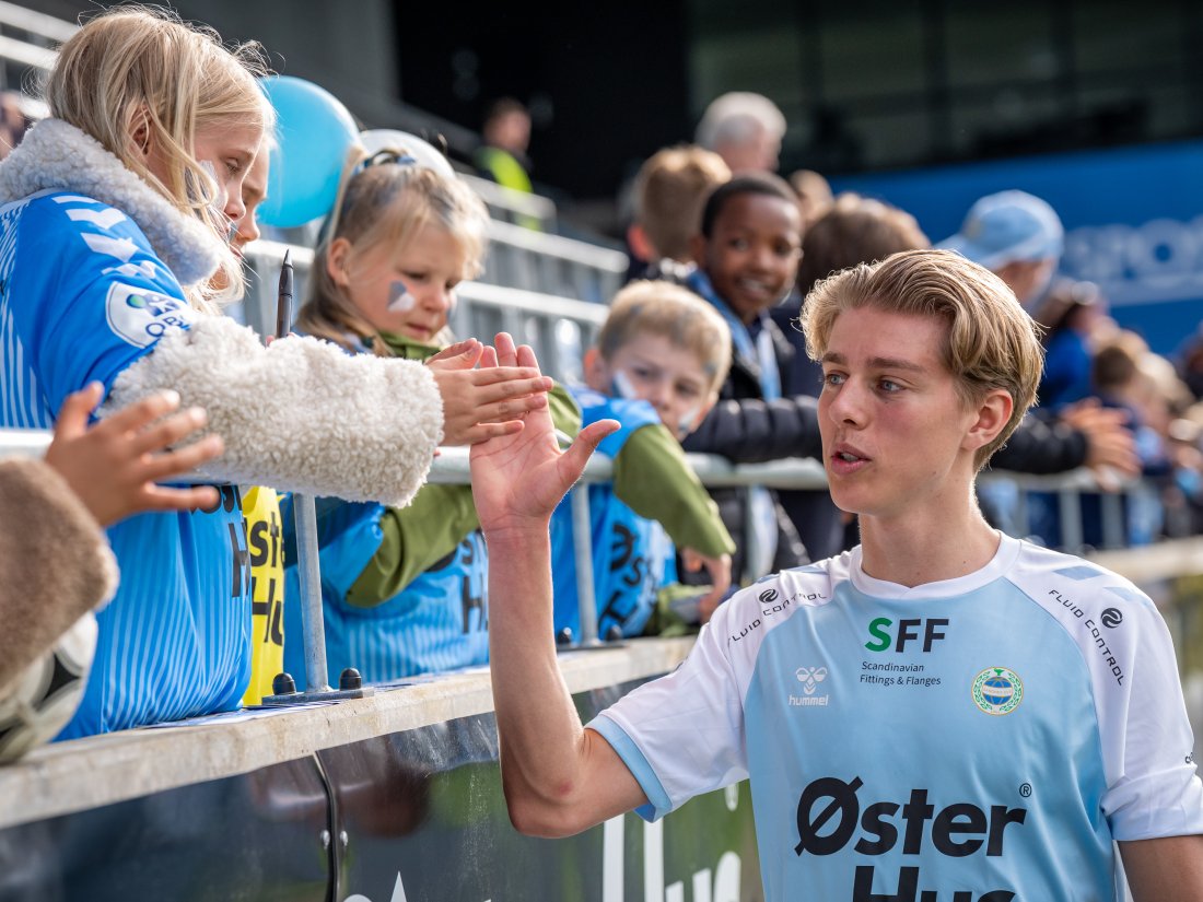 Eliah Debes feirer med fansen etter 3-0 seier og debut mot Sogndal i mai. (Foto: Nanco Hoogstad)