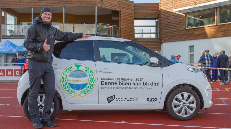 Så glad blir man når man nettopp har vunnet en bil. Foto: Rune Eikeland, RM Foto.