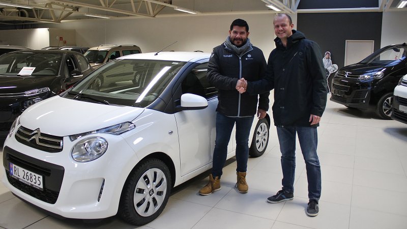 Arild mottar bilen hos Auto 2000. Her sammen med kommersiell leder i Sandnes Ulf, Einar Auestad.