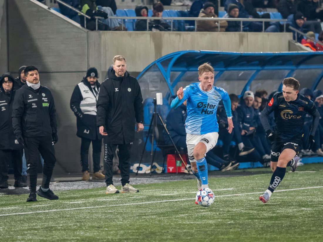 Arturo Cleveland og Michael Bekke ser Noah Bertelsen fosse fremover mot Viking tidligere i vinter. (Foto: Nanco Hoogstad)