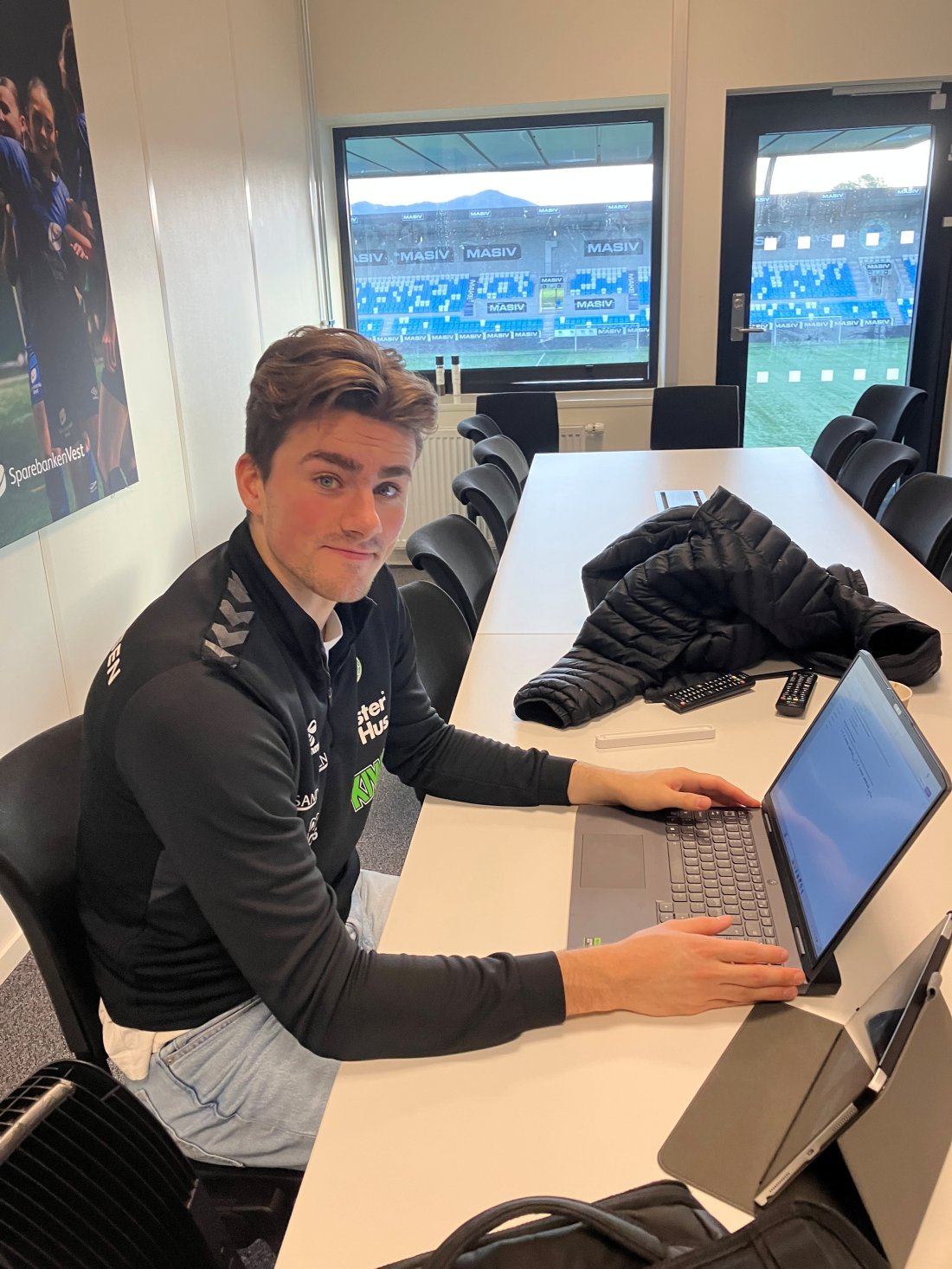 Gullbrandur Øregaard studerer både motstandere og andre ting. (Foto: Svein Westlye)