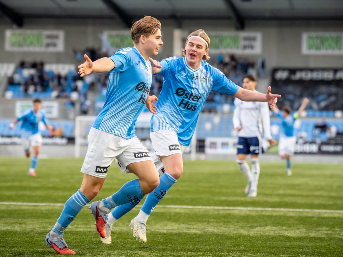 Sundgot feirer 3-1 mot Arendal sammen med en jublende Nyhagen. (Foto: Nanco Hoogstad)