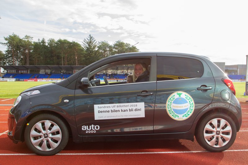 Ingunn Reed Anda tok i mot bilen på vegne av Eivind Reed. Foto: Rune Eikeland, RM Foto.