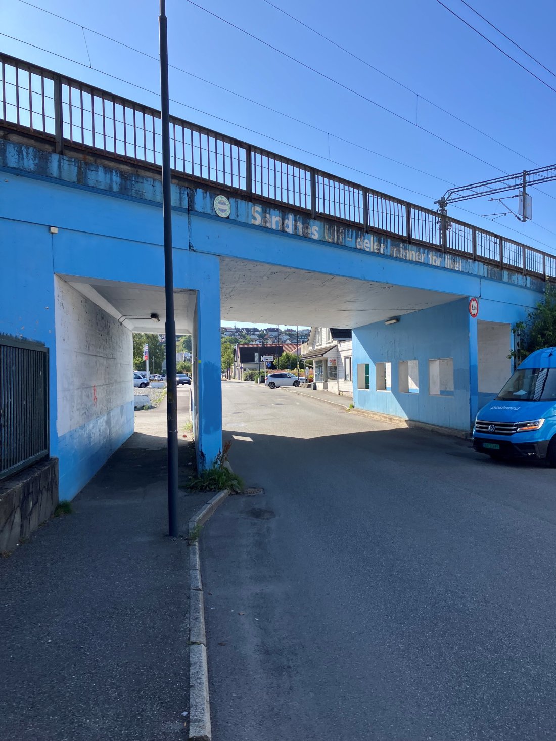 Det er ikke lett å skimte skriften på veggen i dag. Legg merke til Postnord bilen som passende kjører forbi.
