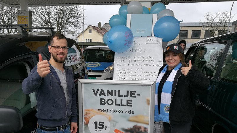 En lykkelig Sandnes Ulf-supporter har nettopp vunnet drivstoff for 500 kroner. Her sammen med Isabella på Shell/7-Eleven i Sandnes.