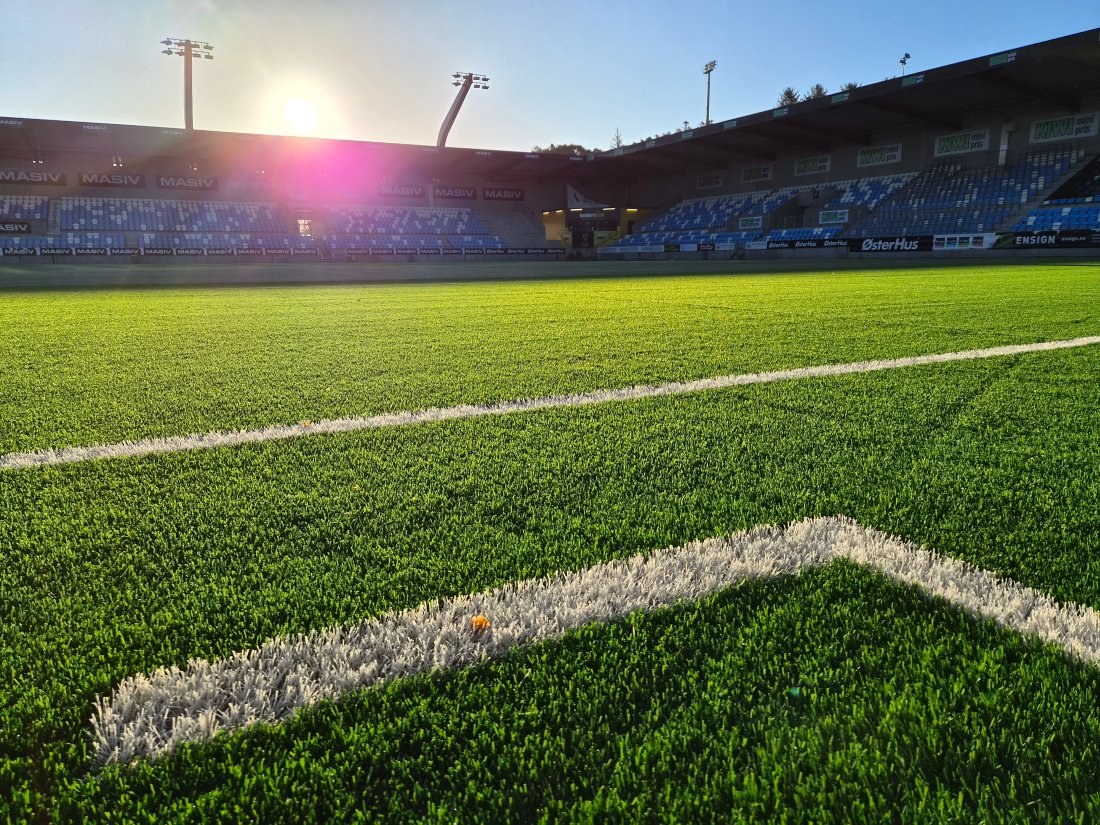 Lørdag blir første offisiell kamp på det nye kunstgresset!