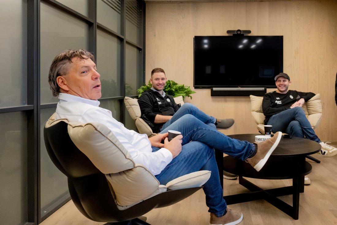 Tore Christiansen på hovedkontoret til SFF på Lura. Sandnes Ulfs Vetle Høivik og Øystein Elvestad henter mye inspirasjon fra verdiene til SFF.