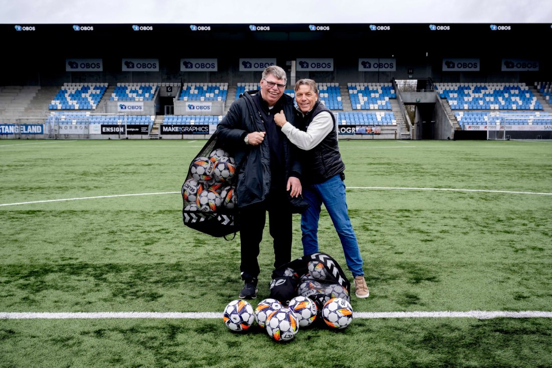 Ball-ansvarlig Kjetil Christiansen (t.v) har stålkontroll på antall baller til enhver tid. Hans bror Tore ringer han jevnlig for å dobbeltsjekke at Kjetil har kontrollen.