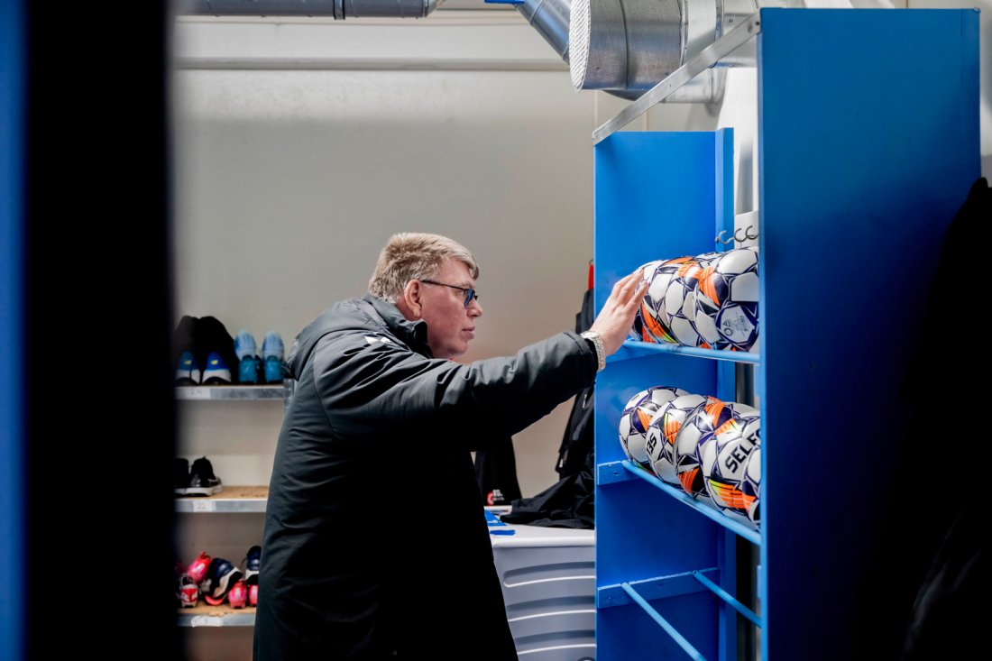 Kjetil Christiansen teller opp ballene etter dagens økt.