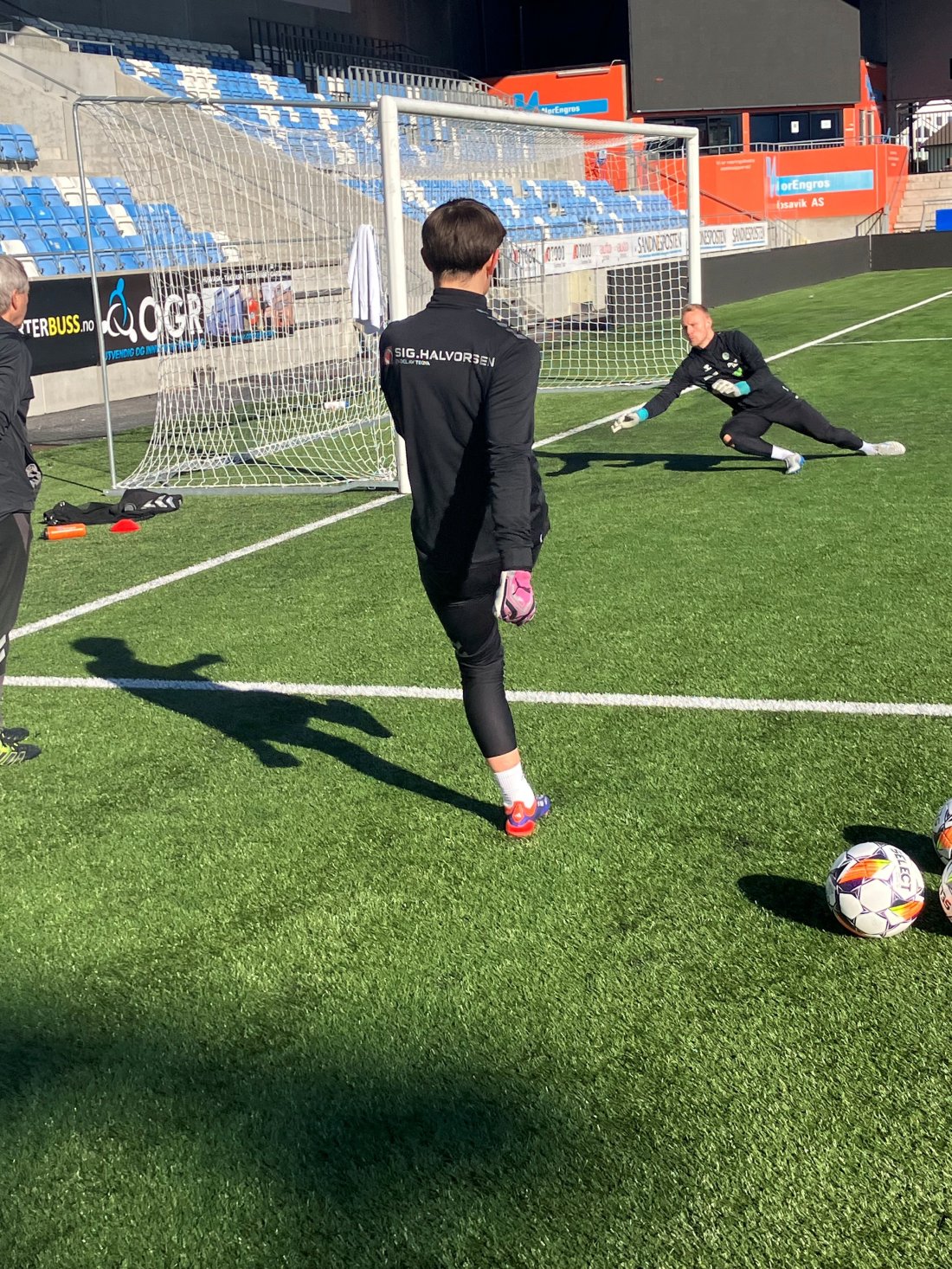 Eivind Hagen tester Aslak Falch med et lavt skudd i nærmeste.