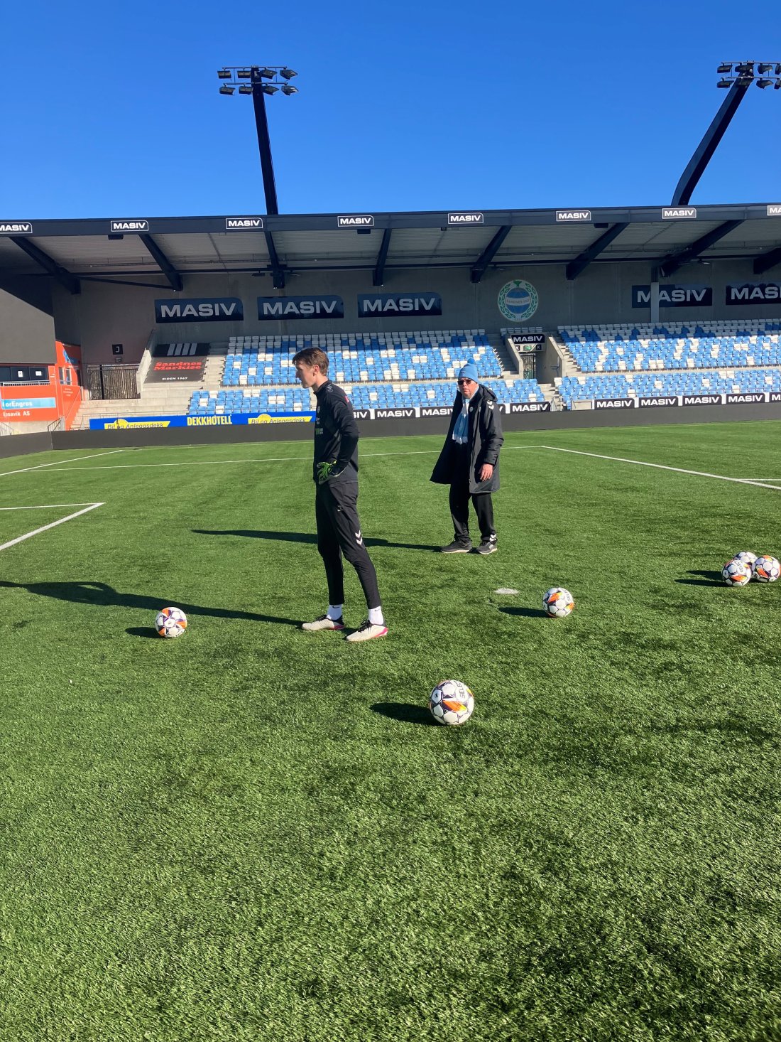 Flolid står klar til å skyte på keeper, mens ballansvarlig Kjetil Christiansen følger nøye med på at ingen baller forsvinner fra feltet.