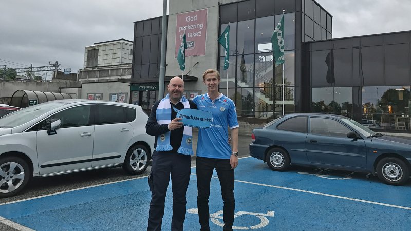 Butikksjef på Coop Mega Brueland, Nils Sandmo, sammen med Viljar Helland Vevatne fra Sandnes Ulf.