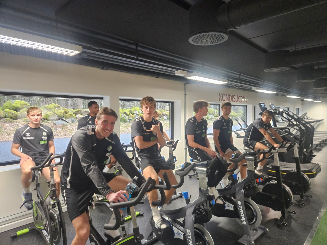 Det brukes mye tid på "Prepp" før de daglige treningene. Her ved Ali Memed som har gått i brudd foran Erik Berland og Olaf Bardason.