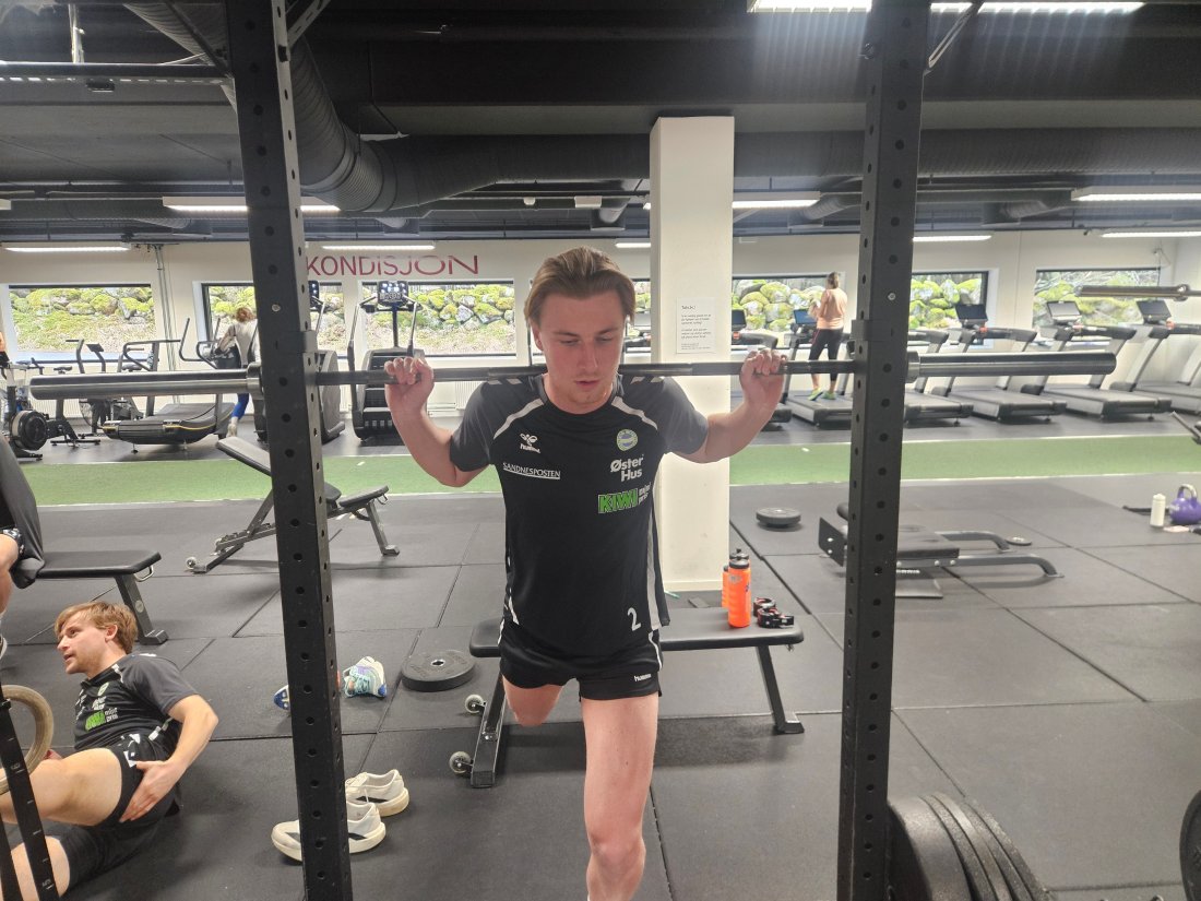 Kevin Egell-Johnsen viser frem en imponerende lårmuskulatur.