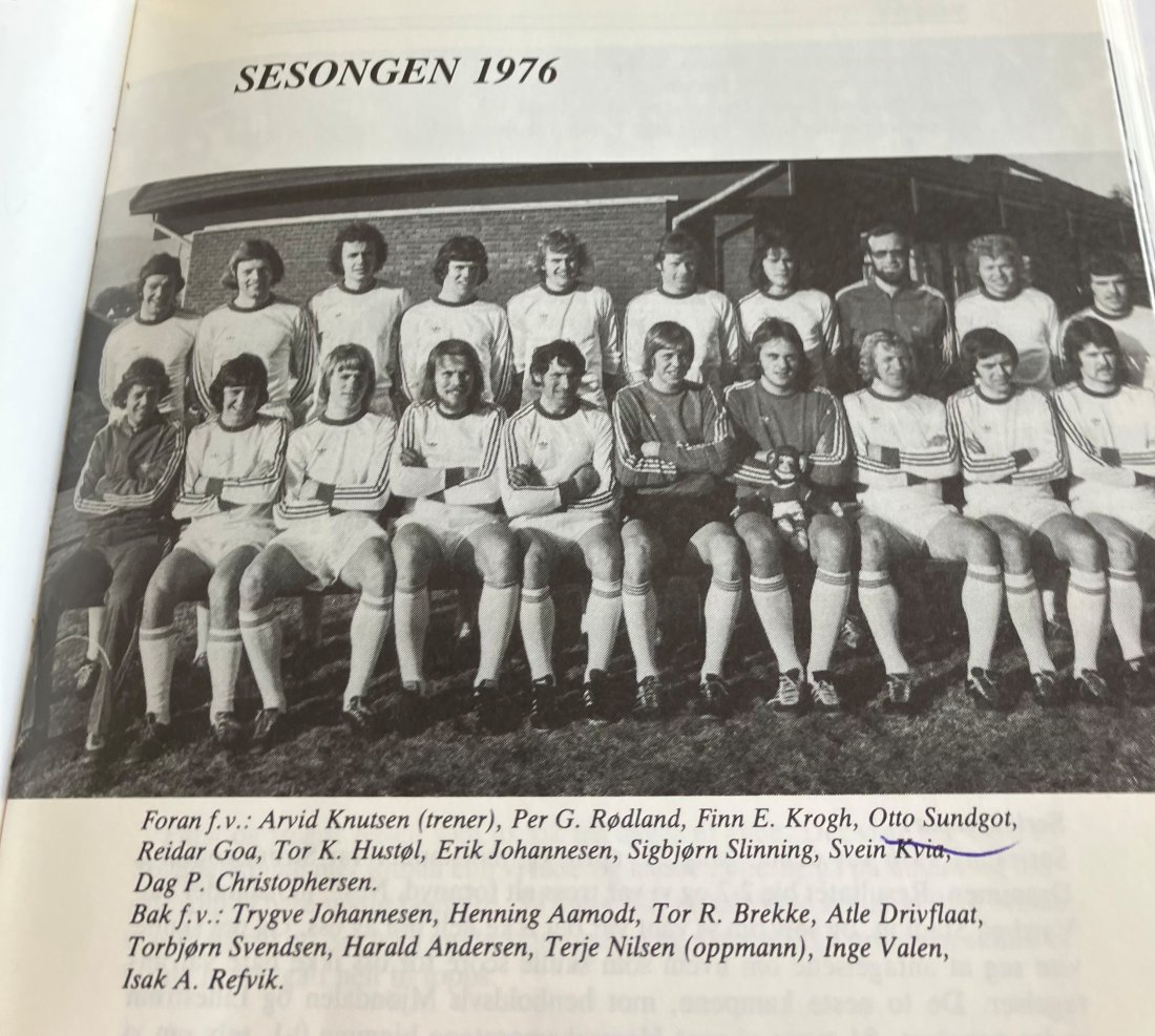 Her på det gode Viking-laget i 1976 ser vi farfar til Ole Sebastian sittende foran som nummer fire fra venstre, Otto Sundgot.