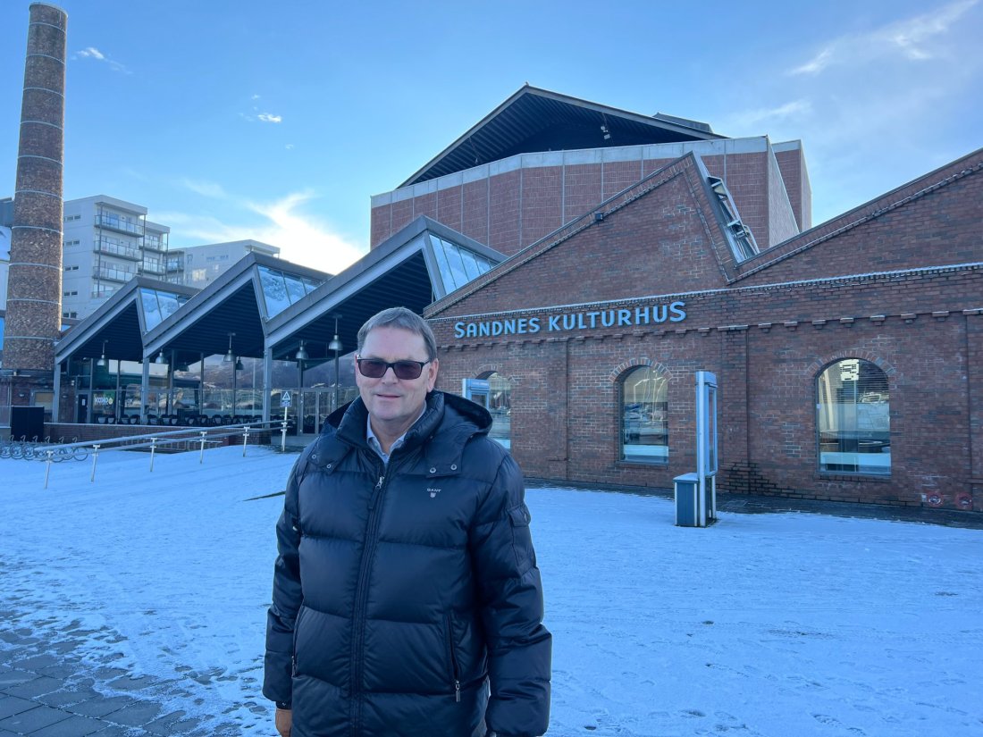 Som på bildet er det ofte kaldt på stadion. Derfor er Svein glad for å se spill som varmer publikum og håper på mer jubel.