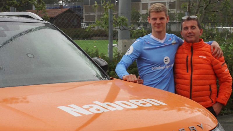 Naboen er med i 2-kronersklubben. Her er Jon Øyvind Hansen i Naboen sammen med Sandnes Ulf-spiller Ari Mohr Jonsson.