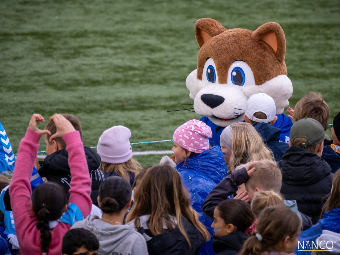 OBOS-liga maskoten Brasse gjør seg klar til å danse BliMe dansen i pausen sammen med hundrevis av barn. (Foto: Nanco Hoogstad)
