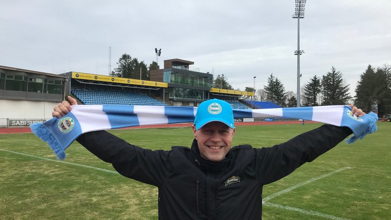 Jo Inge Heskje i Berentsens Brus heier på de lyseblå.