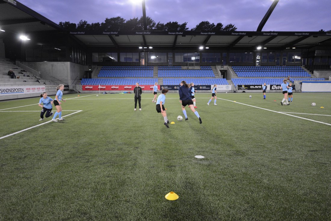 Damelag trening.jpg