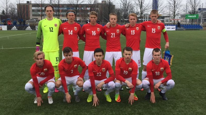 Larsson (nede til venstre) startet i Norges andre kamp.