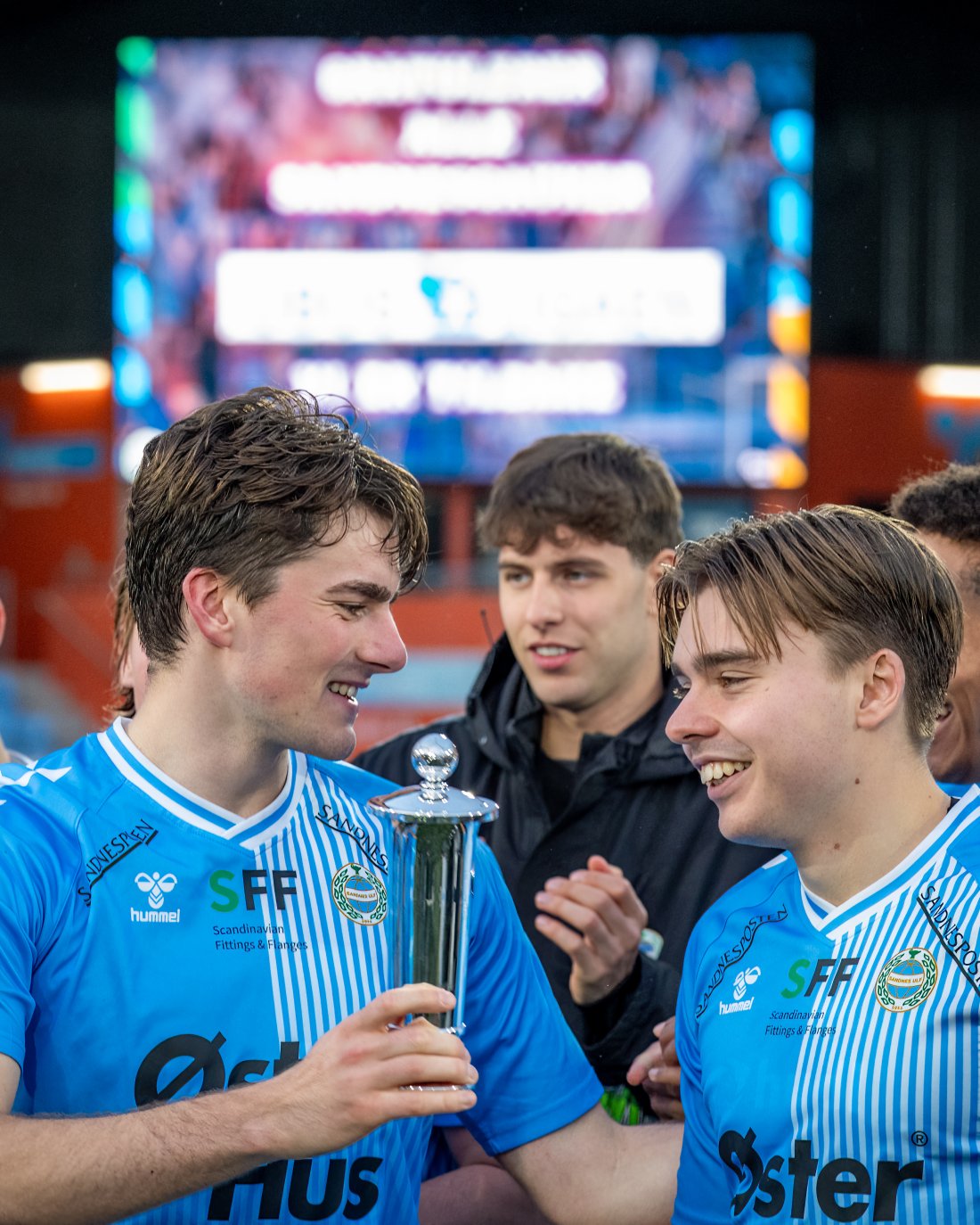 Gullbrandur Øregaard og Ole Sebastian Sundgot har signert ut 2027! Her med årets pokal. Foto: (Nanco Hoogstad)