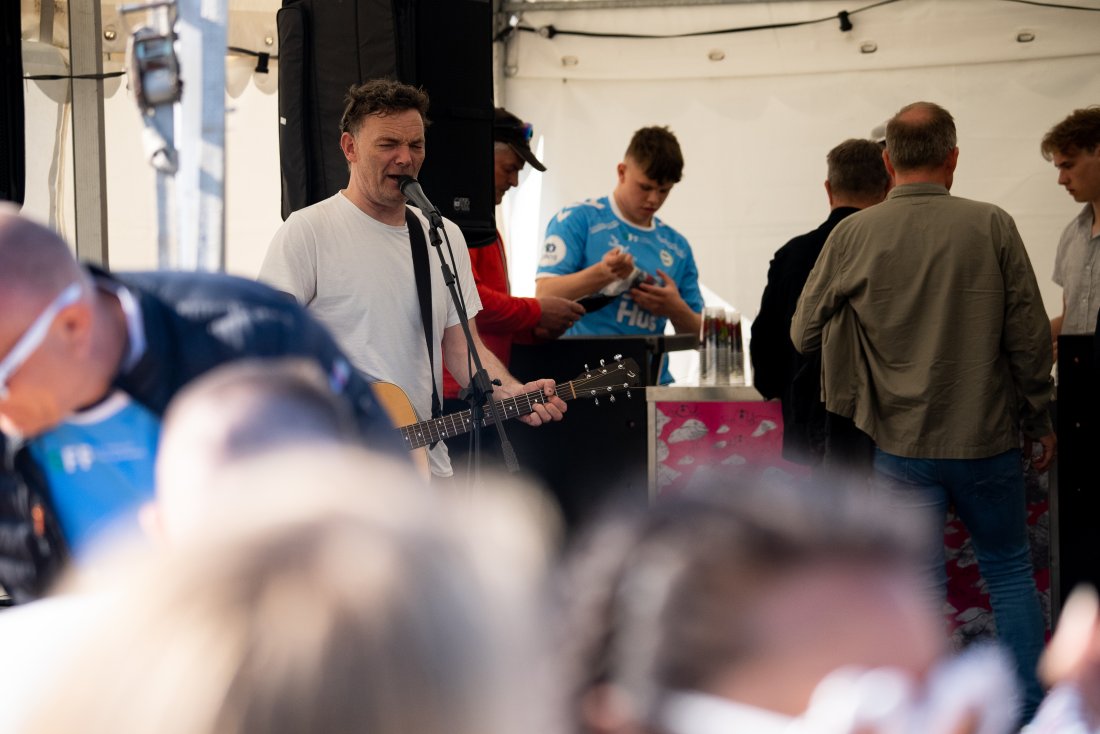 Trubadur Jim Jakobsen ser frem til å fyre opp stemningen med gitaren før kamp. (Foto: Hjerte for Sandnes)