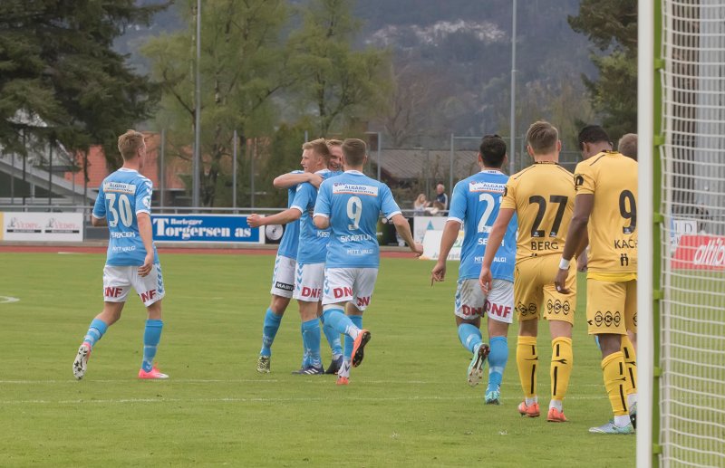 Sandnes Ulf feirer Tomas Kristoffersens frisparkscoring i vårens oppgjør. Foto: Rune Eikeland.