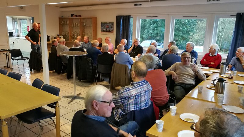 Hver torsdag er det godt trykk i 1. etasjen i klubbhuset når den eldre garde samles.