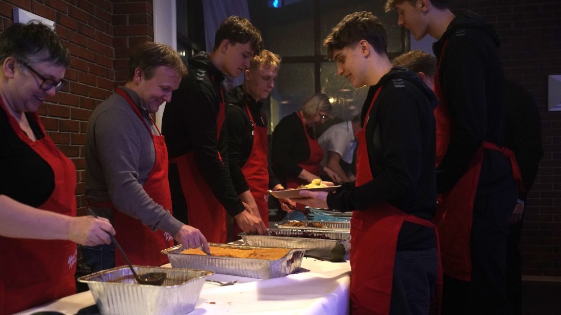 Flere av våre spillere deltar årlig som servitører på Hjerte for Sandnes sin julefest